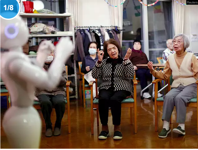 Les résidents suivent les mouvements effectués par le robot humanoïde 'Pepper' au cours d'un exercice d'après-midi au centre de soins Shin-tomi à Tokyo