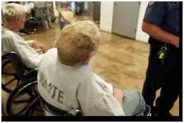 La vie derrière les barreaux des personnes ägées